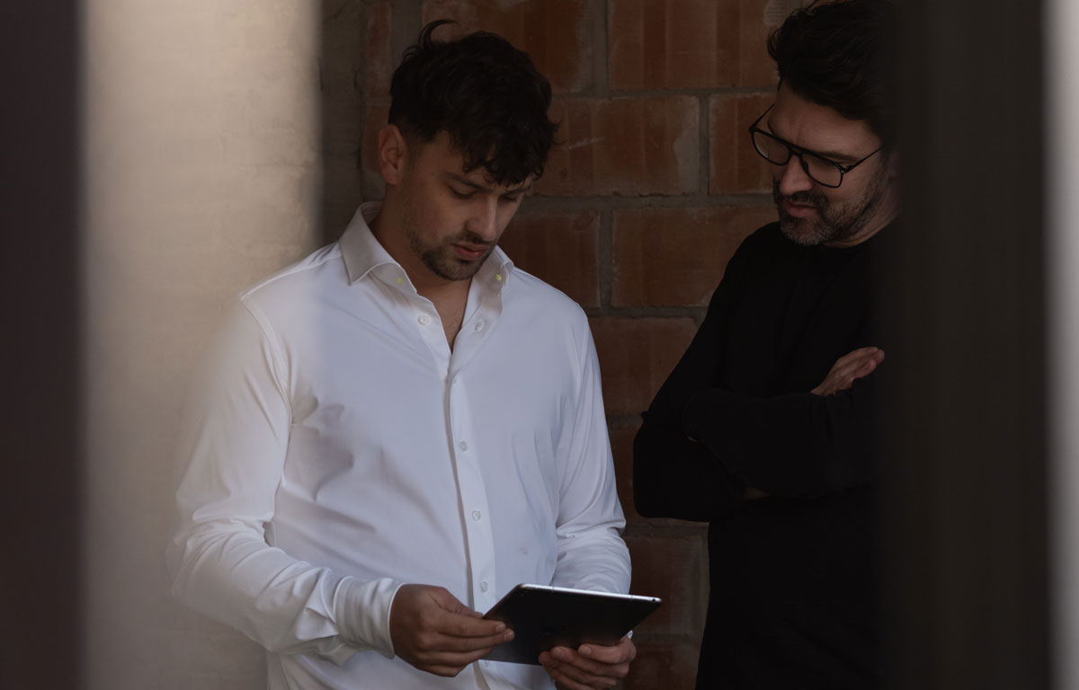 Kevin Laenen bekijkt plan met klant